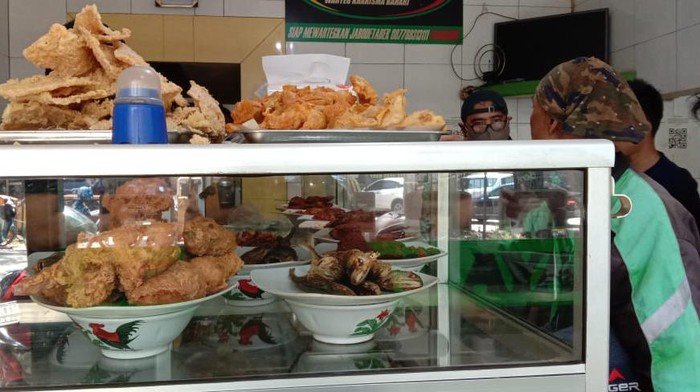 Jajal Makan di Warteg yang Waktunya Dibatasi 20 Menit
