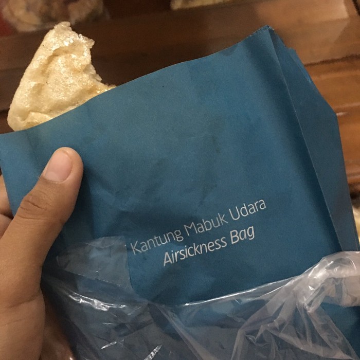 Jajan Cireng Bungkusnya Kantong Muntah, Netizen Ini Ngakak! Jajan Cireng Bungkusnya Kantong Muntah, Netizen Ini Ngakak!