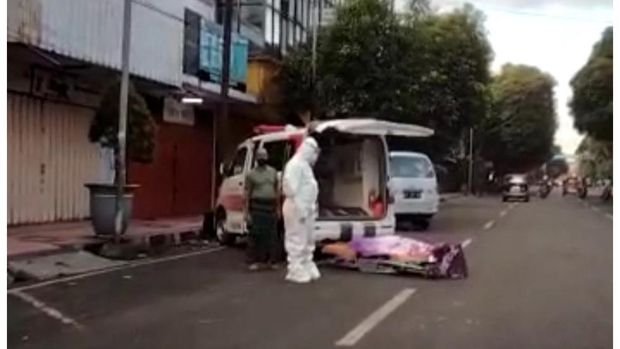 jenazah covid-19 di pinggir jalan jember