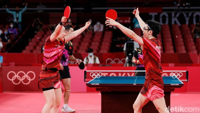 Jun Mizutani dan Mima Ito berhasil menumbangkan China Xu Xin dan Liu Shiwen dalam pertandingan anda campuran tenis meja Olimpide Tokyo. Mereka pun menyabet medali emas.