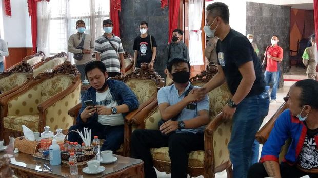 kades di trenggalek hina pekerja seni