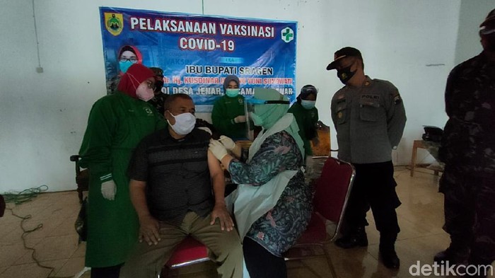 Kades Samto di Sragen menerima vaksinasi yang disuntikkan oleh Bupati Sragen