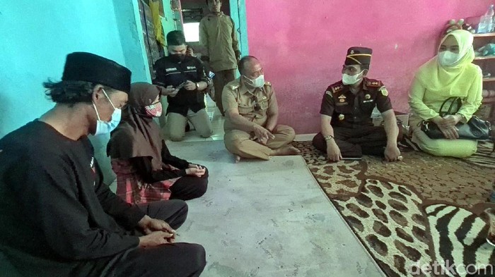 Kajari Sukabumi Berkunjung ke Bocah Penjual Gorengan
