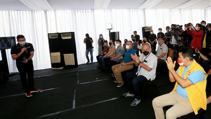 Anggota Komisi XI DPR RI Kamrussamad bersama Menteri Pariwisata dan Ekonomi Kreatif Sandiaga Uno meninjau vaksinasi di kawasan Jakarta Barat.