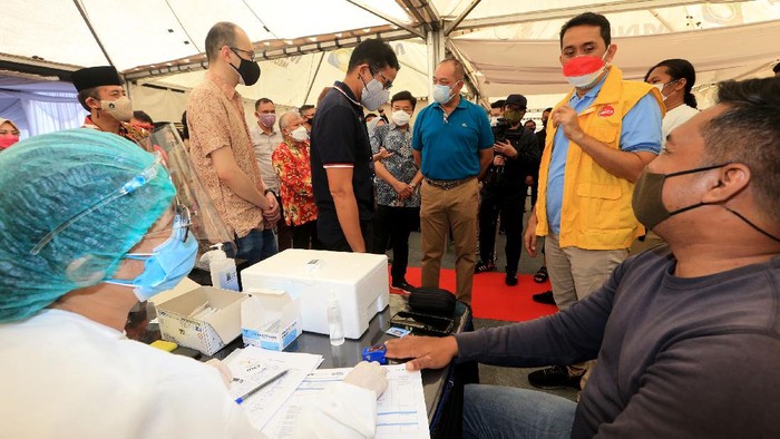 Kamrussamad dan Sandiaga Uno Tinjau Vaksinasi di Jakbar Anggota Komisi XI DPR RI Kamrussamad bersama Menteri Pariwisata dan Ekonomi Kreatif Sandiaga Uno meninjau vaksinasi di kawasan Jakarta Barat.