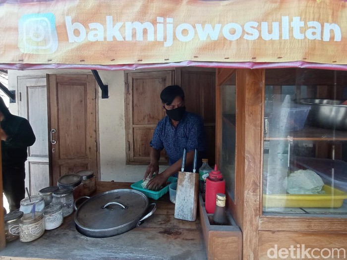 Kedai bakmi di Cirebon sediakan ratusan porsi makanan untuk pasien isoman