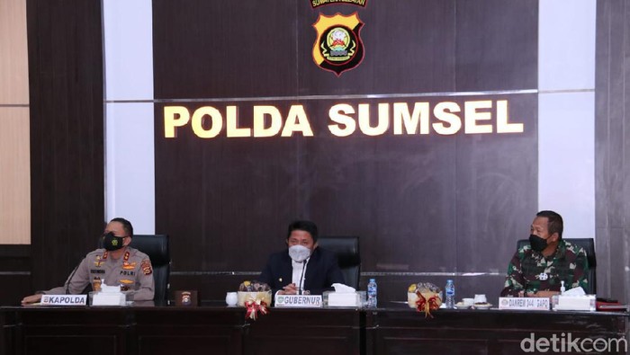 Keluarga almarhum pengusaha Akidi Tio menyumbangkan dana Rp 2 triliun untuk membantu penanganan COVID-19 di Sumatera Selatan. Keluarga almarhum pengusaha Akidi Tio menyumbangkan dana Rp 2 triliun untuk membantu penanganan COVID-19 di Sumatera Selatan.