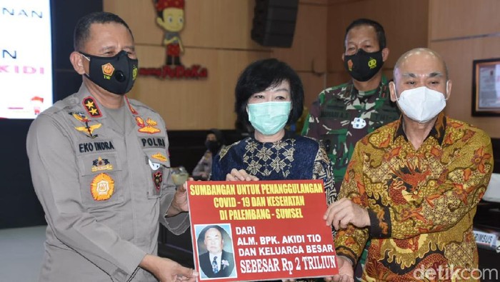 Keluarga almarhum pengusaha Akidi Tio menyumbangkan dana Rp 2 triliun untuk membantu penanganan COVID-19 di Sumatera Selatan. Keluarga almarhum pengusaha Akidi Tio menyumbangkan dana Rp 2 triliun untuk membantu penanganan COVID-19 di Sumatera Selatan.