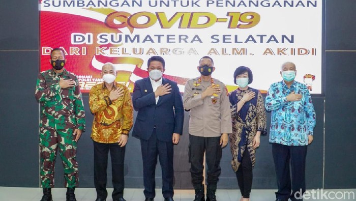 Keluarga almarhum pengusaha Akidi Tio menyumbangkan dana Rp 2 triliun untuk membantu penanganan COVID-19 di Sumatera Selatan. Keluarga almarhum pengusaha Akidi Tio menyumbangkan dana Rp 2 triliun untuk membantu penanganan COVID-19 di Sumatera Selatan.