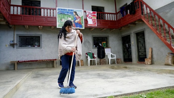Keluarga Sederhana Presiden Terpilih Peru Siap Pindah ke Ibu Kota The future first lady of Peru, Lilia Paredes, 48, blows air through a hollow reed to get a fire going in her wood-burning stove in her adobe home in the rural hamlet of Chugur, Peru, Thursday, July 22, 2021. Her husband, leftist Pedro Castillo catapulted from unknown to president-elect with the support of the country's poor and rural citizens, many of whom identify with the struggles the teacher has faced. (AP Photo/Franklin Briceno)