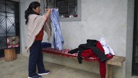 Lilia Paredes sibuk mengemasi barang-barang keluarganya untuk pindah ke kediaman baru. Istana kepresidenan menunggu Lilia dan suaminya, Presiden terpilih Peru Pedro Castillo, beserta dua anak mereka, jika mereka memilih tinggal di istana tersebut. AP Photo/Franklin Briceno  