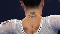 Pesenam Italia Vanessa Ferrari memiliki tato di belakang lehernya  untuk memperingati perjalanan sebelumnya ke Beijing, London, dan Rio de Janiero Games.⁠⁠ AP Photo/ Natacha Pisarenko