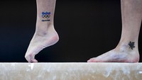 Namun, tidak ada batasan seperti itu dalam perhelatan Olimpiade. Di kolam renang, di pantai, di lapangan — para atlet mendefinisikan ulang apa artinya memiliki tanda juara. ⁠⁠AP Photo/Natacha Pisarenko