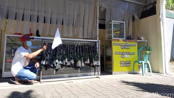 Sejumlah tempat wisata di Mojokerto serentak mengibarkan bendera putih. Aksi ini dilakukan untuk mengetuk pintu pemerintah, terutama Presiden Joko Widodo, atas keadaan sulit yang mereka alami saat digelarnya PPKM.