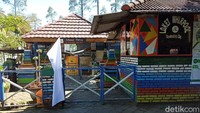 Untuk menyambung hidup, Koordinator MASPAREKRAF Mojokerto, Wiwit Haryono mengatakan pihaknya melakukan gotong royong dengan anggota lain. Jika ada yang kelebihan beras atau makanan, akan disumbangkan kepada teman lain yang membutuhkan.