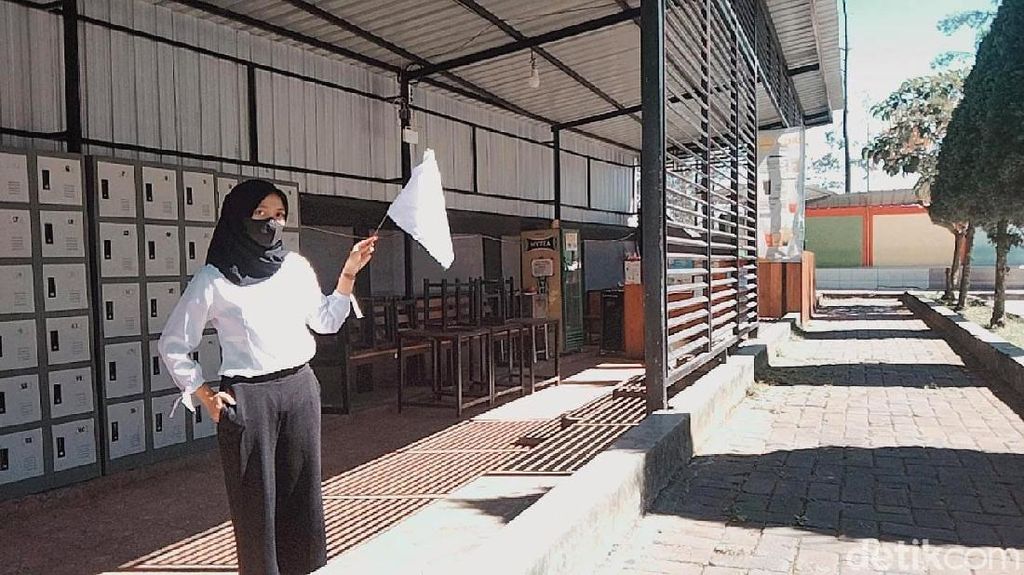 Warga Kibarkan Bendera Putih di Mojokerto, Minta Longgarkan PPKM