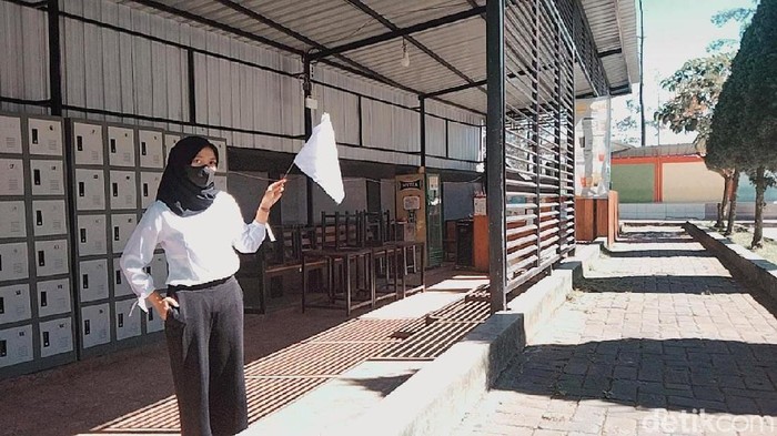Ketuk Hati Jokowi, Tempat Wisata di Mojokerto Serentak Kibarkan Bendera Putih Sejumlah tempat wisata di Mojokerto serentak mengibarkan bendera putih. Aksi ini dilakukan untuk mengetuk pintu pemerintah, terutama Presiden Joko Widodo, atas keadaan sulit yang mereka alami saat digelarnya PPKM.