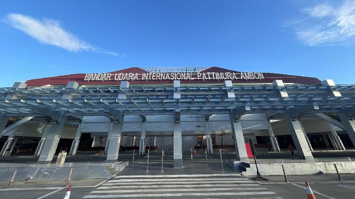 Bandara Pattimura Ambon kini memiliki wajah baru setelah pengembangan dan beautifikasi terminal penumpang rampung dengan total luasan terminal menjadi 16.090 meter persegi dari sebelumnya seluas 10.270 meter persegi.