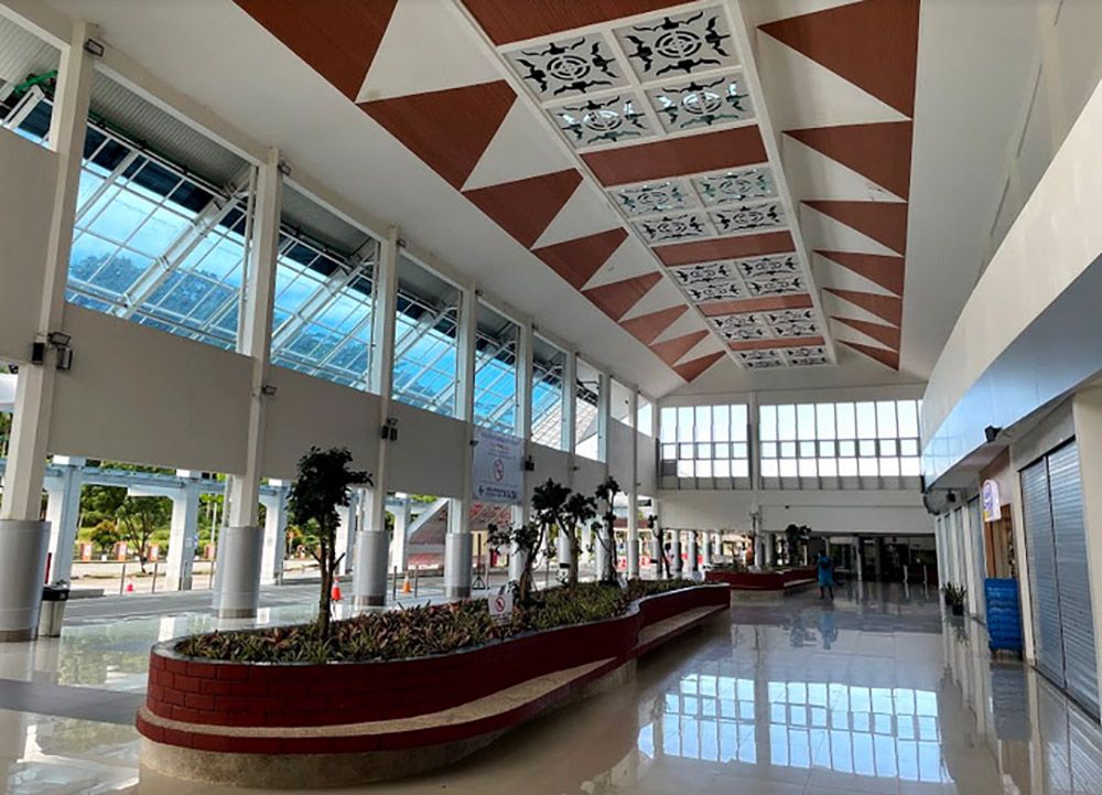 Bandara Pattimura Ambon kini memiliki wajah baru setelah pengembangan dan beautifikasi terminal penumpang rampung dengan total luasan terminal menjadi 16.090 meter persegi dari sebelumnya seluas 10.270 meter persegi.