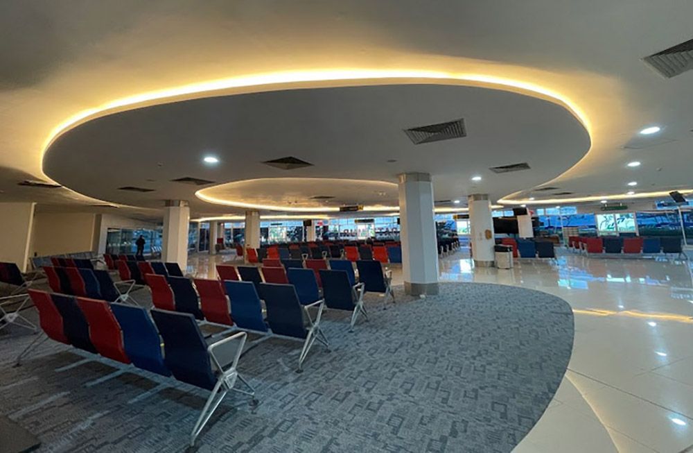Bandara Pattimura Ambon kini memiliki wajah baru setelah pengembangan dan beautifikasi terminal penumpang rampung dengan total luasan terminal menjadi 16.090 meter persegi dari sebelumnya seluas 10.270 meter persegi.