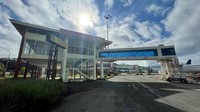 Area apron Bandara Pattimura Ambon. Terdapat 3 garbarata dari 5 pintu keberangkatan Bandara Pattimura Ambon.