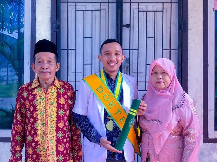 Kisah pria yang dulunya jualan kue, viral di TikTok. Kisah pria yang dulunya jualan kue, viral di TikTok.