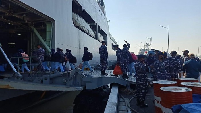 Koarmada II TNI AL mengerahkan kapal perang KRI Makassar-590 ke Pulau Bawean, Gresik. Bukan untuk berperang, tapi kapal dikerahkan dalam rangka serbuan vaksinasi COVID-19.