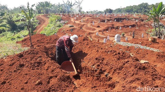 Kondisi Terkini Pemakaman Khusus COVID-19 di Pondok Rajeg Lahan pemakanan khusus COVID-19 di TPU Pondok Rajeg Kabupaten Bogor mulai menyempir. Berikut foto-foto terkininya!