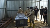Di Krematorium Tegal Alur sendiri juga disediakan guci untuk jenazah yang telah dikremasi. Para keluarga tidak dikenakan biaya apapun dalam proses ini, namun para keluarga diperbolehkan membayar secara sukarela jika ingin membayar. 