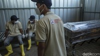Kasus kematian Corona hari ini memecahkan rekor. Kematian Corona ini pecah rekor setelah selama seminggu angka kematian di atas 1.000 orang sehari.