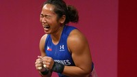Diaz tampak begitu terharu dengan capaiannya ini. Wanita 30 tahun menangis di podium saat menyanyikan lagu kebangsaan Filipina usai meraih emas.  