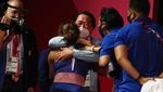 Foto: Sejarah! Lifter Ini Raih Emas Pertama Filipina di Olimpiade