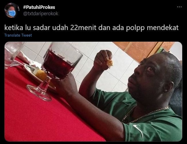Ekspresi kalau lagi enak-enak makan tapi waktunya sudah keburu habis dan dari jauh satpol PP sudah mulai mendekat. Nasib deh harus buru-buru minggat. Foto: Twitter