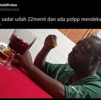 Ekspresi kalau lagi enak-enak makan tapi waktunya sudah keburu habis dan dari jauh satpol PP sudah mulai mendekat. Nasib deh harus buru-buru minggat. Foto: Twitter