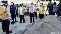 Menteri Pekerjaan Umum dan Perumahan Rakyat (PUPR) Basuki Hadimuljono terlihat hadir meninjau progres pekerjaan.
