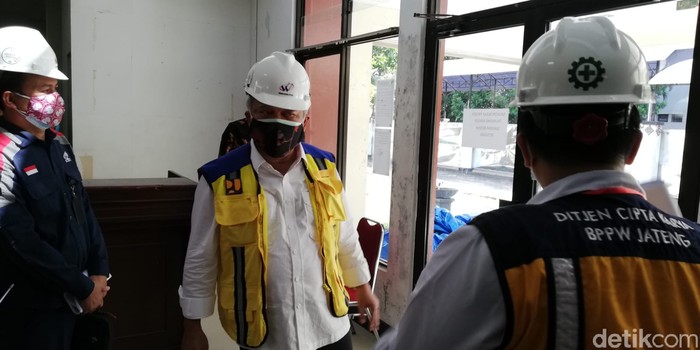 Menteri PUPR Basuki Hadimuljono meninjau progres fasilitas isolasi pasien COVID-19 diantaranya RS Darurat Donohudan, Boyolali, Jawa Tengah.