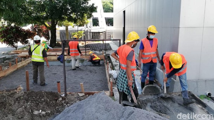 Menteri PUPR Basuki Hadimuljono meninjau progres fasilitas isolasi pasien COVID-19 diantaranya RS Darurat Donohudan, Boyolali, Jawa Tengah.