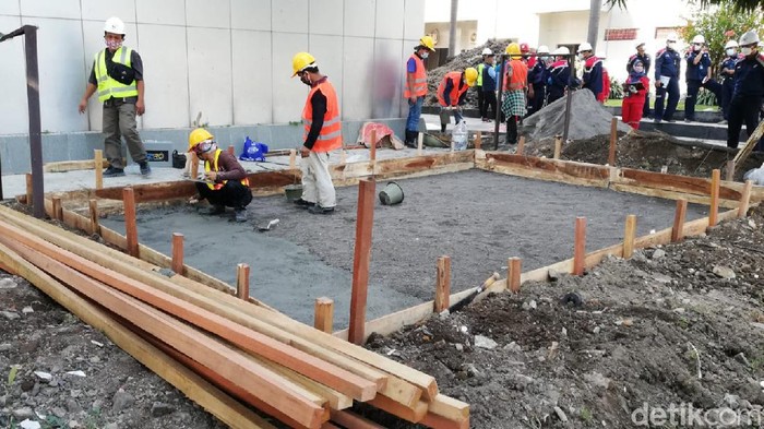 Mengintip Kesiapan Fasilitas Karantina Pasien COVID-19 di Yogyakarta Menteri PUPR Basuki Hadimuljono meninjau progres fasilitas isolasi pasien COVID-19 diantaranya RS Darurat Donohudan, Boyolali, Jawa Tengah.