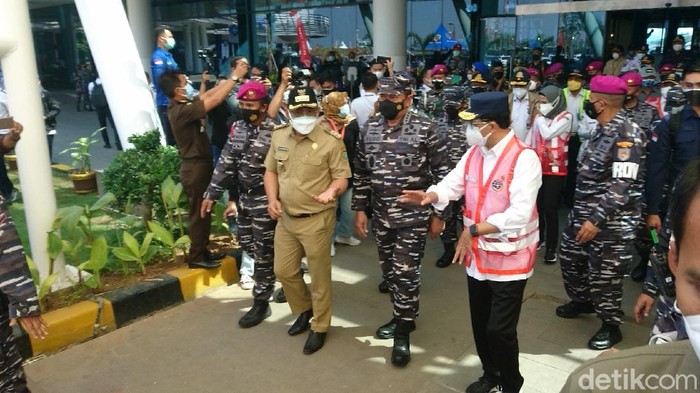 Menhub Budi Karya Sumadi dan KSAL Laksamama TNI Yudo Margono menyoroti vaksinasi COVID-19 di Cilegon, Banten, baru capai 18%. (M Iqbal/detikcom)