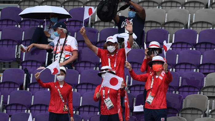 Sejumlah relawan beristirahat sambil memberikan dukungan saat pertandingan panahan Olimpiade Tokyo 2020 di Yumenoshima Park Archery Field, Tokyo, Jepang, Senin (26/7/2021). Penyelenggaraan Olimpiade yang diselenggarakan tanpa penonton dari kalangan umum tersebut merupakan keputusan di tengah kondisi darurat COVID-19 yang sedang diberlakukan di Ibu Kota Jepang. ANTARA FOTO/Sigid Kurniawan/wsj.