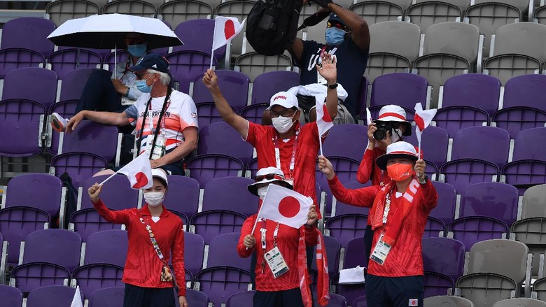 OLIMPIADE TOKYO 2020 TANPA PENONTON Sejumlah relawan beristirahat sambil memberikan dukungan saat pertandingan panahan Olimpiade Tokyo 2020 di Yumenoshima Park Archery Field, Tokyo, Jepang, Senin (26/7/2021). Penyelenggaraan Olimpiade yang diselenggarakan tanpa penonton dari kalangan umum tersebut merupakan keputusan di tengah kondisi darurat COVID-19 yang sedang diberlakukan di Ibu Kota Jepang. ANTARA FOTO/Sigid Kurniawan/wsj.
