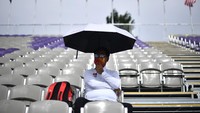 Sejumlah ofisial dari Jepang memberikan dukungan bagi atlet panahannya saat bertanding dalam Olimpiade Tokyo 2020 di Yumenoshima Park Archery Field, Tokyo, Jepang, Senin (26/7/2021).  