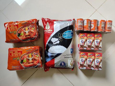 Pemilik apartemen bebaskan biaya sewa dan beri bantuan logistik.