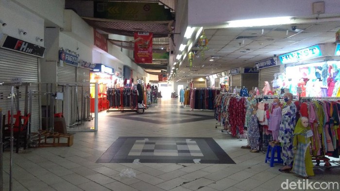 Pasar Tanah Abang sepi, Selasa (27/8/2021), sejumlah toko tampak dijual dan disewakan.