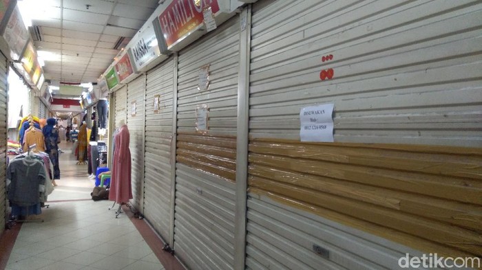 Pasar Tanah Abang sepi, Selasa (27/8/2021), sejumlah toko tampak dijual dan disewakan.