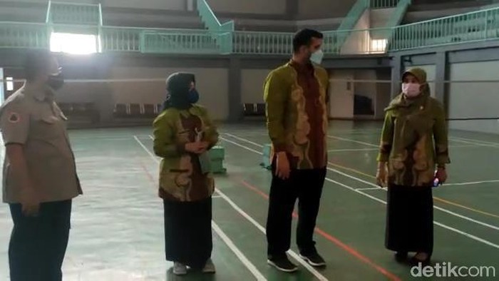 Pemkot Probolinggo menyiapkan GOR Kedupok untuk isolasi pasien COVID-19. Sebab, kasus COVID-19 terus bertambah.