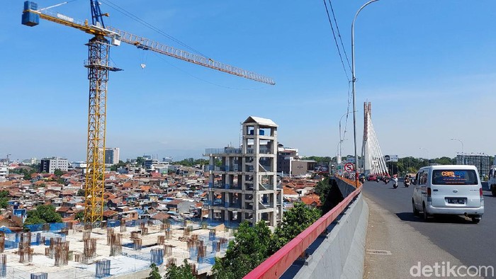 Penampakan Terkini Pembangunan Rumah Deret Tamansari Bandung Pemerintah Kota (Pemkot) Bandung menargetkan pembangunan rumah deret Tamansari Tahap I sebanyak 189 unit rampung tahun ini. Realisasi tahap 1 lebih ke arah bangunan konstruksinya di blok C 8 lantai dan Blok A 4 lantai.