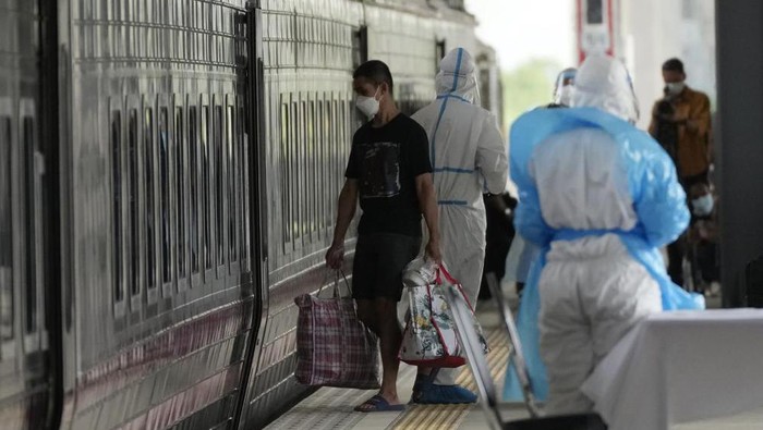 A man, who is among a group of people infected with COVID-19, gets into a train at Rangsit train station in Pathum Thani Province, Thailand to head to his hometown, Tuesday, July 27, 2021. Thai authorities began transporting some people who have tested positive with the coronavirus from Bangkok to their hometowns on Tuesday for isolation and treatment, to alleviate the burden on the capital’s overwhelmed medical system. (AP Photo/Sakchai Lalit)