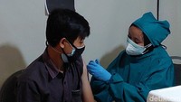 Untuk percepatan ekonomi di masa pandemi para pelaku usaha dari mulai karyawannya harus dilakukan vaksinasi.