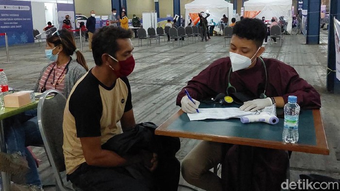 Percepatan Vaksinasi di Bandung Sasar 150 Ribu Pelaku UMKM dan Ritel Kementerian Koperasi dan UKM gelar vaksinasi COVID-19 untuk ribuan karyawan ritel hingga pelaku UMKM di Kota Bandung, Jawa Barat.